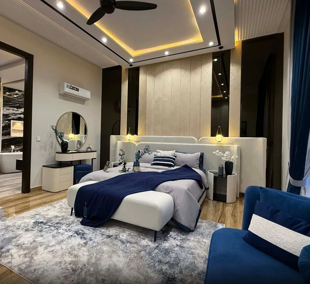 Luxurious 4-Piece Bedroom Set: Bed, 2 Side Tables, Dresser & Mirror - Fully Customizable